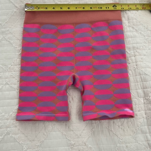Fabletics Seamless High-Waisted 9” Shorts, size M 💜🧡💗 - Picture 4 of 7